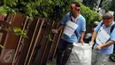 Para komunitas peduli lingkungan saat mencari sampah yang berserakan, Jakarta, Minggu (21/2). Dinas Kebersihan DKI Jakarta bekerjasama dengan Qlue dan 25 komunitas peduli lingkungan melakukan aksi Clean Up di kawasan jakarta. (Liputan6.com/Helmi Afandi)