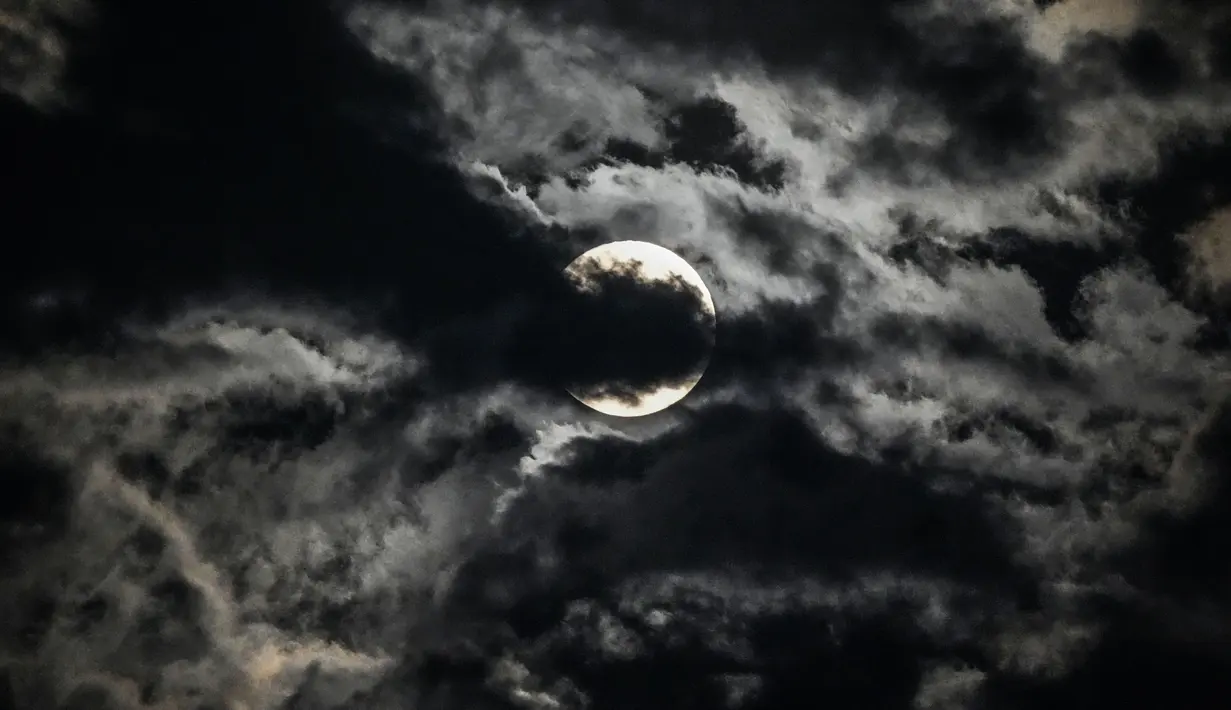 Memandangi Supermoon Pertama Tahun 2023 di Langit Berbagai Negara