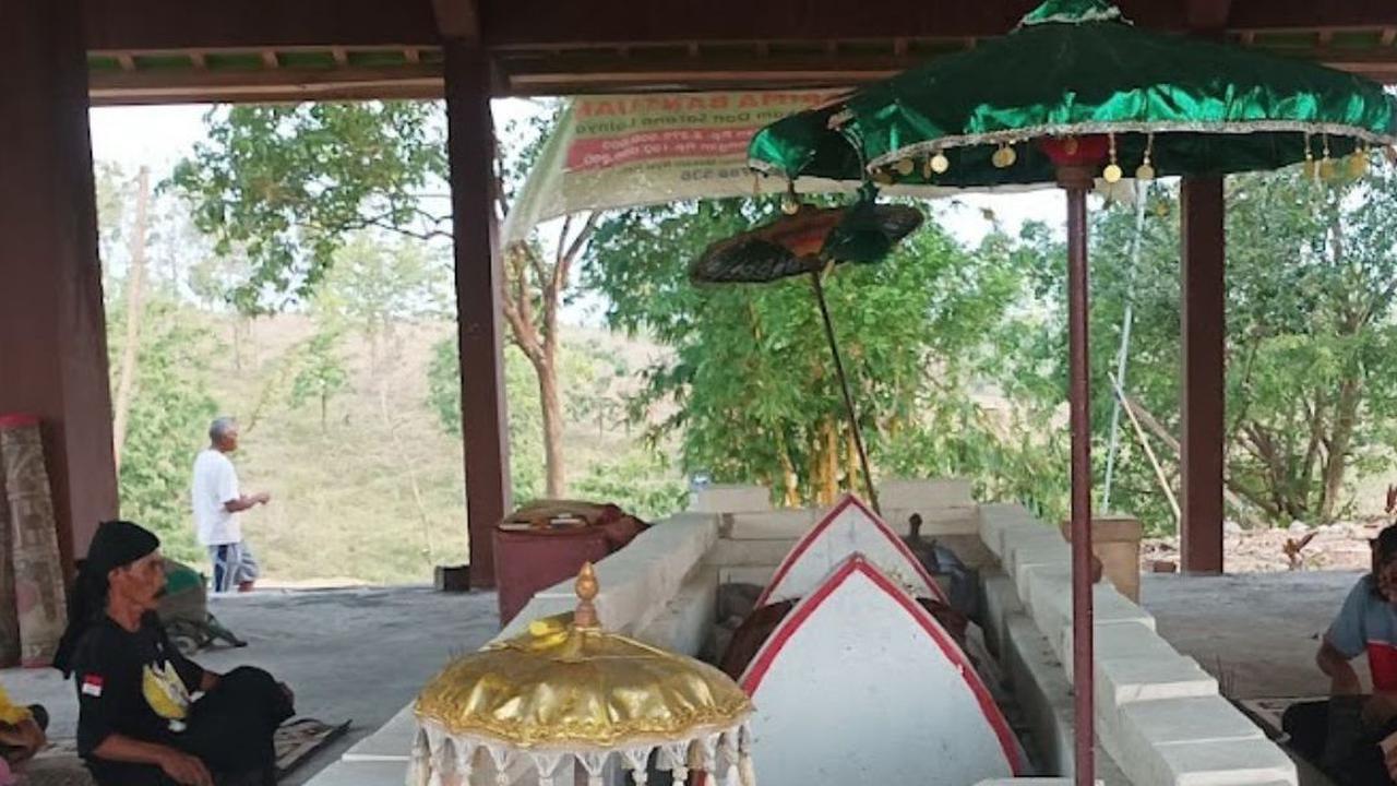 Ziarah ke Makam Nyai Andong Sari Ibu Patih Gajah Mada, Naik ke Atas Bukit Ditemani Monyet-Monyet Liar