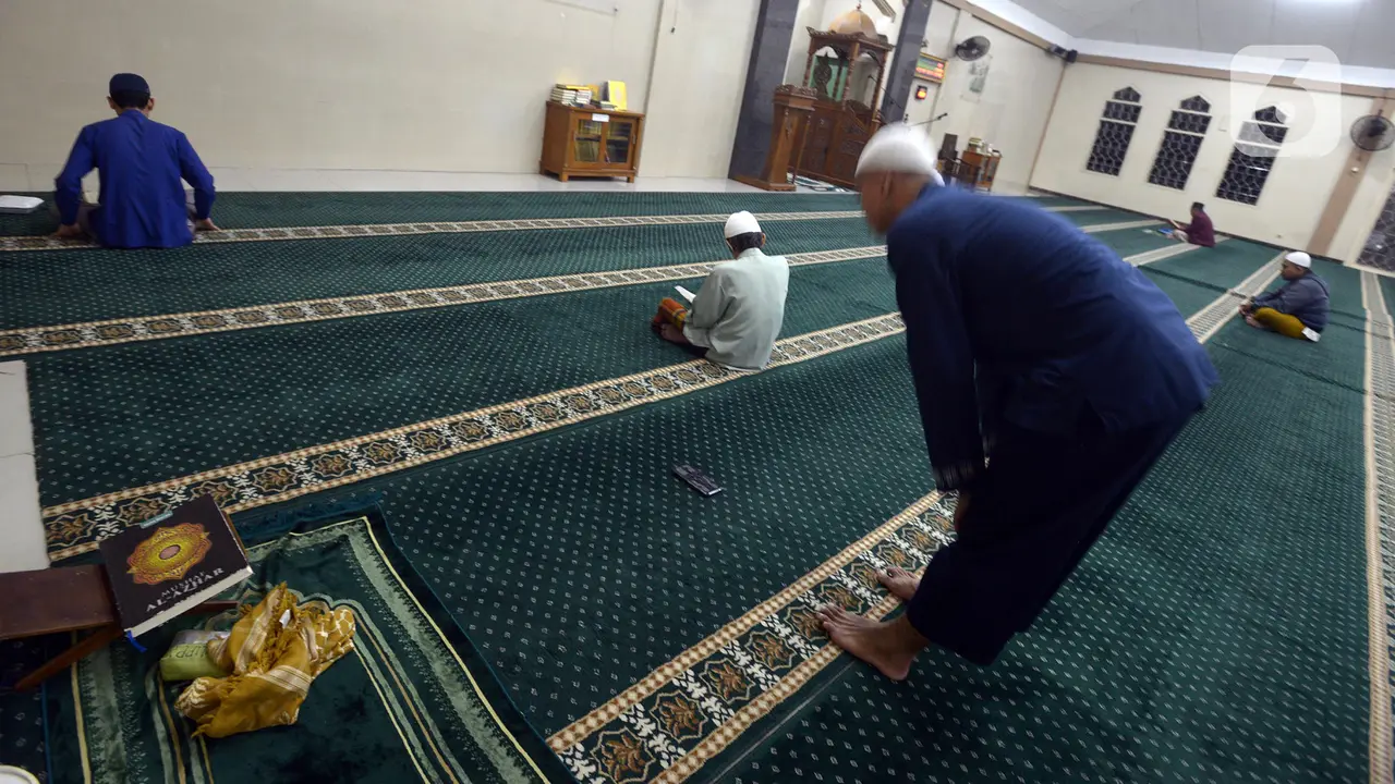 FOTO: Berburu Malam Lailatul Qadar Sambil Itikaf di Masjid