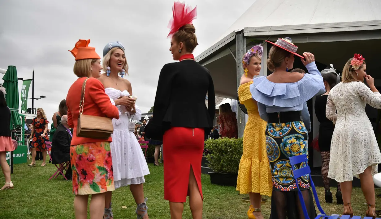 Sejumlah wanita bersiap menyaksikan pertandingan pacuan kuda Everest 2017 di Royal Randwick di Sydney, Australia (14/10). Para wanita ini tampil cantik dengan busana yang dikenakannya . (AFP Photo/Peter Parks)