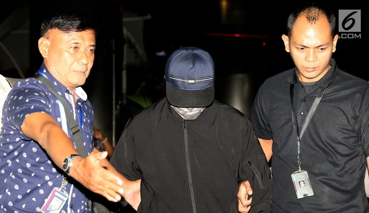 Ketua Umum PPP Romahurmuziy atau Romi tiba dengan pengawalan ketat di Gedung KPK, Jakarta, Jumar (15/3). Romi terciduk bersama 4 orang di Sidoarjo dalam OTT KPK terkait dugaan pengisian jabatan  di Kementerian Agama. (Liputan6.com/Helmi Fithriansyah)