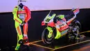 <p>Selain motor, tim juga mengenakan baju balap mereka yang bertajuk Mandalika Kappa Capsule Shirt, yang memadukan warna merah khas Indonesia dengan desain yang terinspirasi dari sirkuit dan selaras dengan livery dari motor Ducati Desmosedici GP tersebut. (Bola.com/Bagaskara Lazuardi)</p>