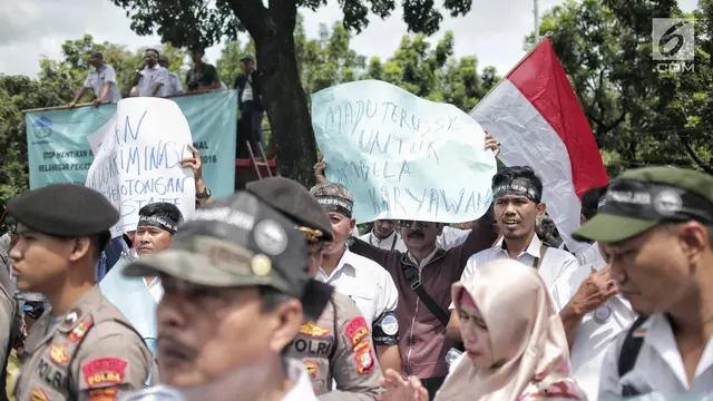 Pegawai PD Pasar Jaya Demo di Depan Balai Kota