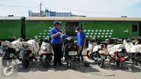 Pekerja menata sepeda motor yang akan dikirim melalui jasa pengiriman kereta api di Stasiun Jakarta Gudang, Rabu (16/7). PT KAI menyediakan 35 gerbong guna angkutan motor gratis lebaran tahun 2016. (Liputan6.com/Gempur M Surya)