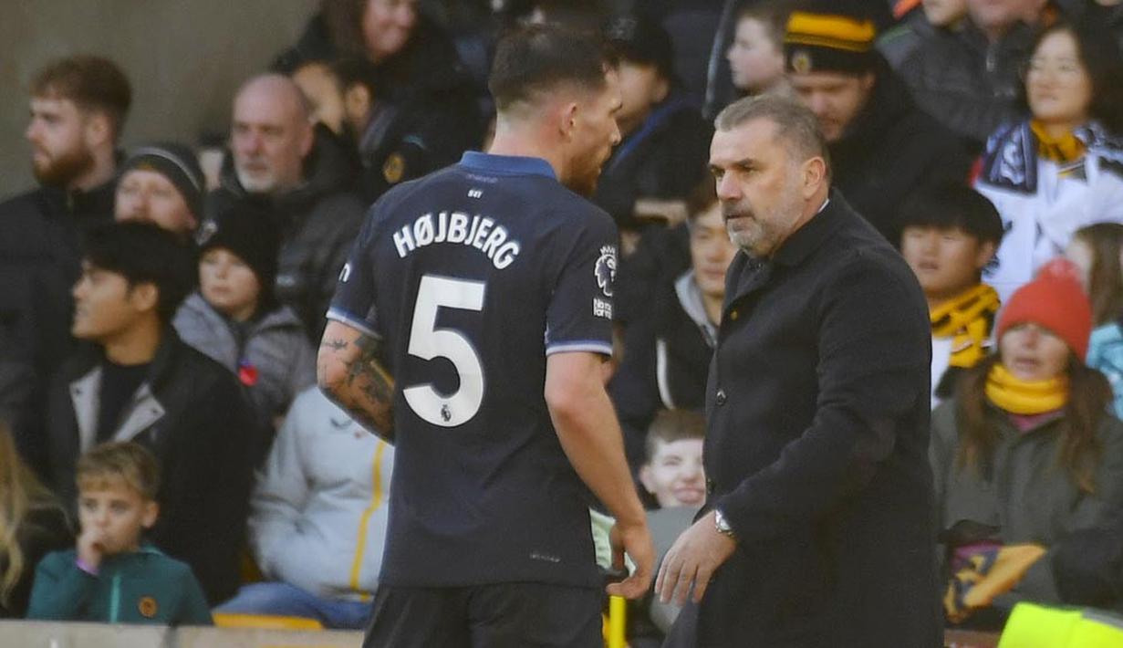 Pelatih Tottenham Hotspur, Ange Postecoglou, memberikan arahan kepada Pierre-Emile Hojbjerg saat melawan Wolverhampton Wanderers pada matchday ke-12 Liga Inggris 2023-2024 di Stadion Molineux, Sabtu (11/11/2023). (AFP/Darren Staples)