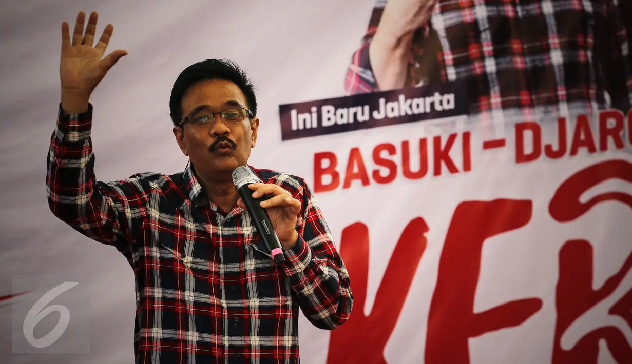 Cawagub DKI Jakarta, Djarot Saiful Hidayat berbagi pengalaman dengan warga di Rumah Lembang, Jakarta, Selasa (22/11). Djarot menggantikan Basuki  Tjahaja Purnama (Ahok) dalam menerima aduan dan dukungan warga serta pendukung. (Liputan6.com/Faizal Fanani)