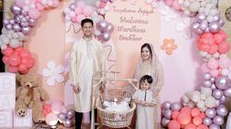 Tertidur pulas dalam ayunan, Baby Shafanina sepertinya anteng dan tidak rewel selama acara akikah berlangsung. Sementara Arrasya nampak selalu memancarkan senyum bahagia di sepanjang acara. Senyuman selalu dipamerkan anak pertama Tasya dan Randi itu saat berfoto. Usia Baby Shafanina sudah 2 minggu, doa dari netizen ramai dibubuhkan di kolom komen unggahan Tasya. (Liputan6.com/IG/@tasyakamila)