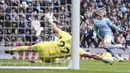 Gelandang Manchester City, Phil Foden melepaskan tendangan yang masih mampu ditepis kiper Newcastle United, Nick Pope pada laga lanjutan Liga Inggris 2022/2023 di Etihad Stadium, Manchester, Sabtu (4/3/2023) malam WIB. (AP Photo/Dave Thompson)