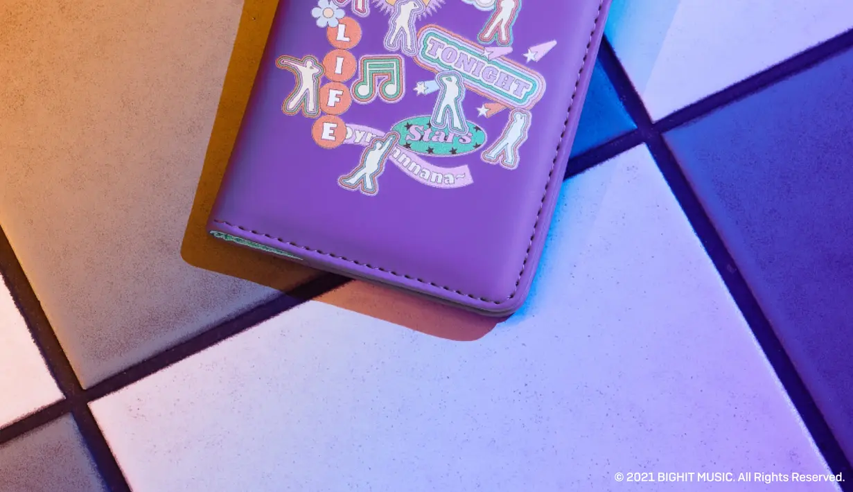 Setiap koper dilengkapi dengan stiker yang menampilkan lirik 'Dynamite,' seperti 'Tonight, 'Ping Pong,' dan 'Stars.' Interior kopernya juga menampilkan warna biru langit pastel. Foto: Document/Samsonite Red.