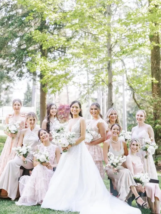 Ia juga tampak begitu manis saat bersama sahabat dan menjadi bridesmaid. Mengenakan gaun warna pastel, tampilannya begitu memukau.   [Foto: Instagram/ Anis.Haikk]