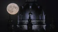 Bulan penuh yang disebut sebagai Buck Moon terbit di sore hari di langit di belakang Frauenkirche, di Dresden, Jerman, Senin, 3 Juli 2023. (Robert Michael/dpa via AP)