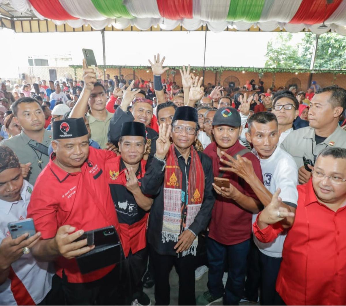 Cawapres nomor urut 3 Mahfud MD mengungkapkan strategi ofensif dan defensif untuk membangun kesejahteraan rakyat Indonesia.
