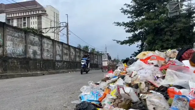 Tumpukan sampah yang berada di TPS Jalan Naming Botin, Pancoran Mas, Depok