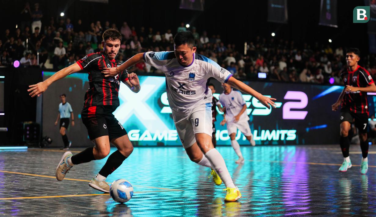 Pemain Lynx Hunters, Supawut (tengah) berusaha melepaskan tembakan dibayangi pemain Grim Reaper, Joao Ortiz dalam laga Futsal X Series 2 di GOR UNJ, Rawamangun, Jakarta, Sabtu (17/01/2026). (Bola.com/Bagaskara Lazuardi)