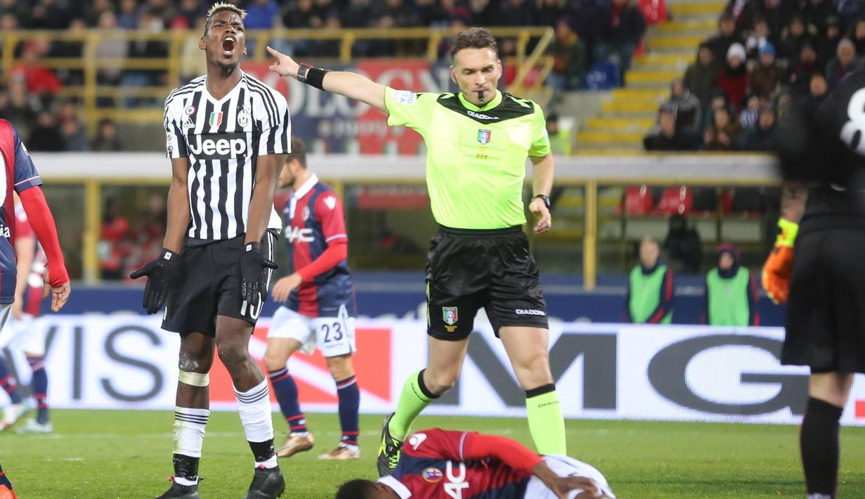 Reaksi pemain Juventus, Paul Pogba, setelah dianggap melanggar pemain Bologna dalam laga Serie A Italia di Stadion Renato Dall'Ara, Bologna,Sabtu (20/2/2016) dini hari WIB. (EPA/Giorgio Benvenuti)