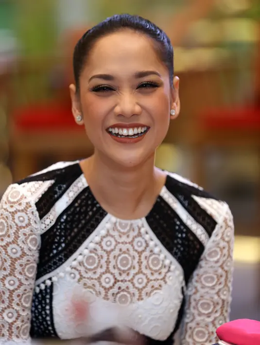  Tak ayal, Bunga Citra Lestari yang berperan sebagai Ainun pun menyandang imej istri mantan Presiden Republik Indonesia itu. (Andy Masela/Bintang.com)