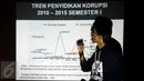 Peneliti ICW, Wana Alamsyah memerhatikan grafik tren penyidikan korupsi pada 2010-2015 semester I saat jumpa pers di Jakarta, Senin (14/9/2015). ICW mengungkap, kinerja penyidikan kasus korupsi semester I 2015 menurun. (Liputan6.com/Helmi Fithriansyah)