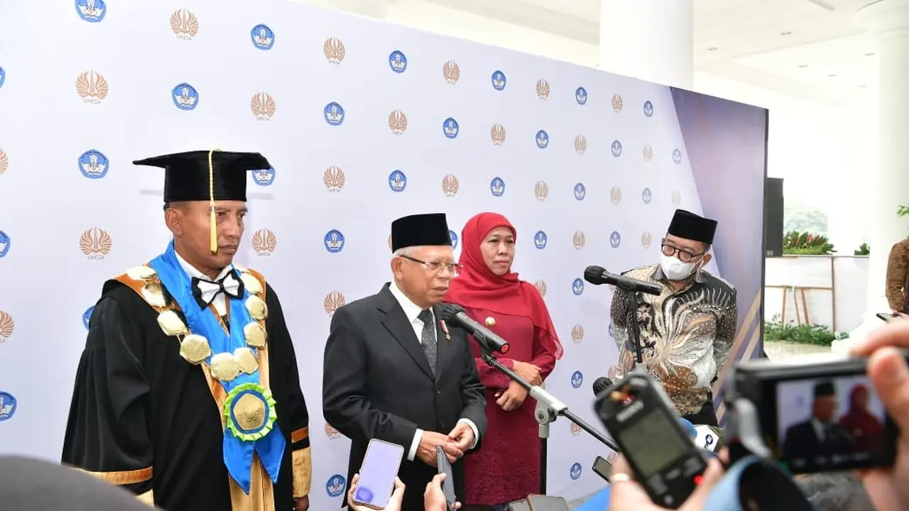 Wakil Presiden Ma’ruf Amin usai meresmikan Fakultas Kedokteran, Laboratorium Anti Doping, dan Sentra Latihan Olahragawan Muda Potensial Nasional (SLOMPN) Universitas Negeri Surabaya (UNESA).