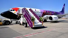 Foto wajah Mohamed Salah dan beberapa pemain Mesir menghiasi badan pesawat maskapai Egypt Air yang terparkir di Bandara Kairo, 20 Maret 2018. Pesawat Boeing 737-800 itu akan digunakan tim nasional (timnas) Mesir pada Piala Dunia 2018. (Egypt Air via AP)