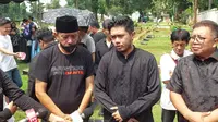 Angger Dimas usai pemakaman ibunya di TPU Jeruk Purut, Jakarta Selatan, Kamis (18/4/2024). (M. Altaf Jauhar)