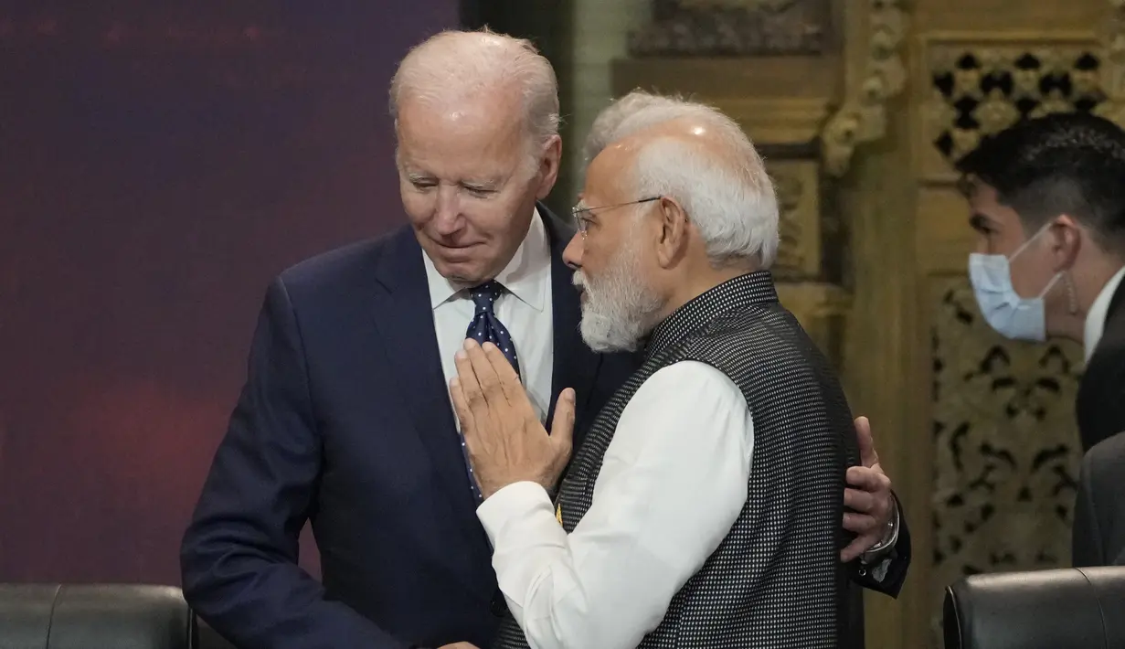 Presiden Amerika Serikat, Joe Biden (kiri) dan Perdana Menteri India Narendra Modi berbicara saat pembukaan Konferensi Tingkat Tinggi atau KTT G20 hari pertama di Nusa Dua, Bali, Selasa (15/11/2022). (AP Photo/Dita Alangkara, Pool)