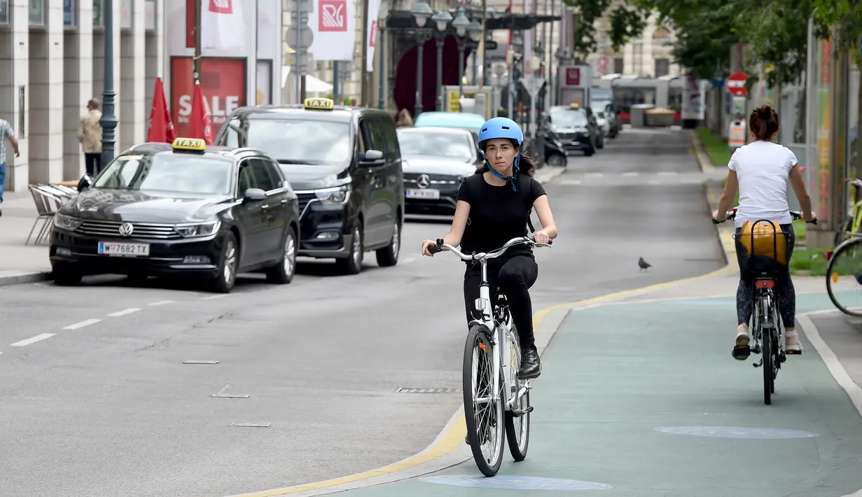 Sejumlah pesepeda terlihat di sebuah jalan di Wina, Austria, pada 19 Juni 2020. Semakin banyak warga di Wina yang memilih bepergian dengan sepeda selama pandemi COVID-19, dengan jumlah pesepeda meningkat 45 persen pada Mei 2020 dibandingkan dengan periode yang sama pada 2019. (Xinhua/Guo Chen)