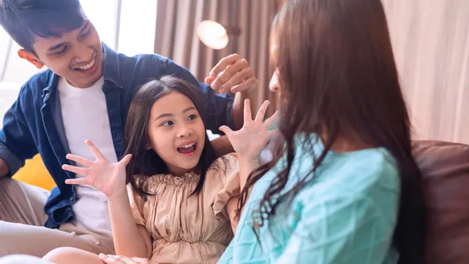 Cara Membantu Anak Lebih Terbuka Bercerita Lewat Kebiasaan Sederhana di Rumah