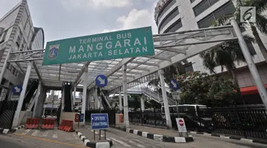 Mobil pribadi melintas di tengah aktivitas renovasi Terminal Manggarai, Jakarta, Selasa (4/9). Dinas Perhubungan DKI mulai merenovasi sarana dan prasarana di Terminal Manggarai setelah berbulan-bulan rusak dan terbengkalai. (Merdeka.com/Iqbal S Nugroho)