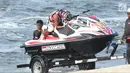 Atlet Jetski Indonesia, Aqsa Sutan Aswar tertunduk saat dievakuasi akibat mesin mati saat Final Moto4 Jetski kelas Runabout Limited Asian Games di Pantai Ancol, Jakarta, Jumat (24/8). Aqsa harus puas dengan perunggu. (Liputan6.com/Helmi Fithriansyah)