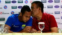 Kapten Persib Atep (kiri) bersama manajer Persib Umuh Muchtar  berdiskusi saat duduk bareng bahas keberlangsungan pertandingan bersama Ketua Komite Turnamen dan Mahaka, Jakarta, Sabtu (17/10/2015). (Liputan6.com/Yoppy Renato)