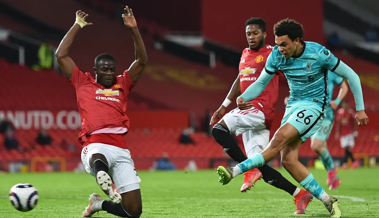 Bek Liverpool, Trent-Alexander Arnold (kanan) melepaskan tendangan ke gawang Manchester United dalam laga lanjutan Liga Inggris 2020/2021 pekan ke-35 di Old Trafford, Kamis (13/5/2021). Liverpool menang 4-2 atas Manchester United. (AFP/Peter Powell/Pool)