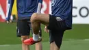 Pemain Jerman Thomas Mueller (kanan) dan Niklas Suele mengambil bagian dalam sesi latihan di Hamburg, Jerman utara, Rabu (6/10/2021). Jerman akan menjamu Rumania di matchday ketujuh Grup J Kualifikasi Piala Dunia 2022 Zona Eropa pada Sabtu, 9 Oktober dini hari. (John MACDOUGALL / AFP)