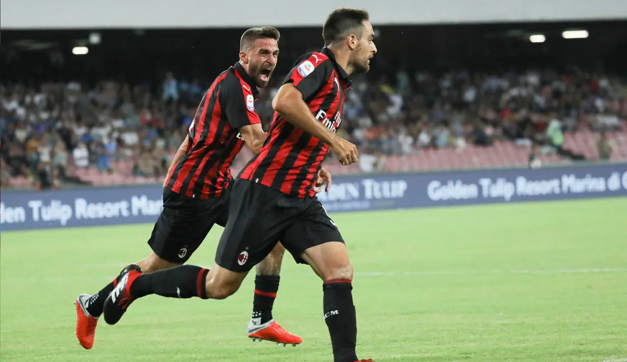 Gelandang AC Milan, Giacomo Bonaventura (kanan) berselebrasi usai mencetak gol ke gawang Napoli pada lanjutan Liga Serie A Italia di San Paolo Stadium, Naples (25/8). Napoli menang tipis atas Milan 3-2. (Alessandro Garofalo/ANSA via AP)
