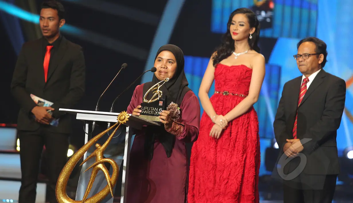Nursyida Syam memberikan sambutan usai mendapatkan penghargaan Liputan6 Award 2015 untuk kategori Sosial Pendidikan, di Studio Emtek, Jakarta, Rabu (20/5). (Liputan6.com/Faizal Fanani)