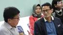 Calon wakil presiden Sandiaga Salahuddin Uno (kanan) berbincang dengan Direktur Utama SCM Sutanto Hartono (kiri) saat berkunjung ke Kantor SCTV, Jakarta, Kamis (20/9). (Liputan6.com/Herman Zakharia)
