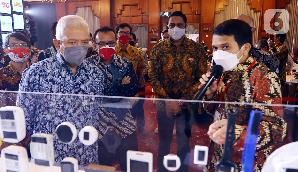 Gubernur Kalimantan Timur Isran Noor (kiri) didampingi Director and COO Indosat Ooredoo Vikram Sinha (kedua kanan) meninjau pameran layanan 5G Indosat Ooredoo di di Balikpapan, Kalimantan Timur (16/12/2021). Peluncuran layanan 5G merupakan yang terakhir di tahun 2021. (Liputan6.com/HO/Indosat)