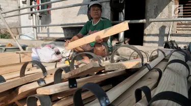 Perajin menyelesaikan pembuatan bakiak di Jakarta, Kamis (1/8/2019). Memasuki bulan Kemerdekaan, produksi bakiak rumahan milik Bang Bandit ini mampu menghasilkan 150 pasang bakiak per hari dengan harga jual Rp 25 ribu-35 ribu dan telah dipasarkan hingga ke Bekasi. (merdeka.com/Iqbal S Nugroho)