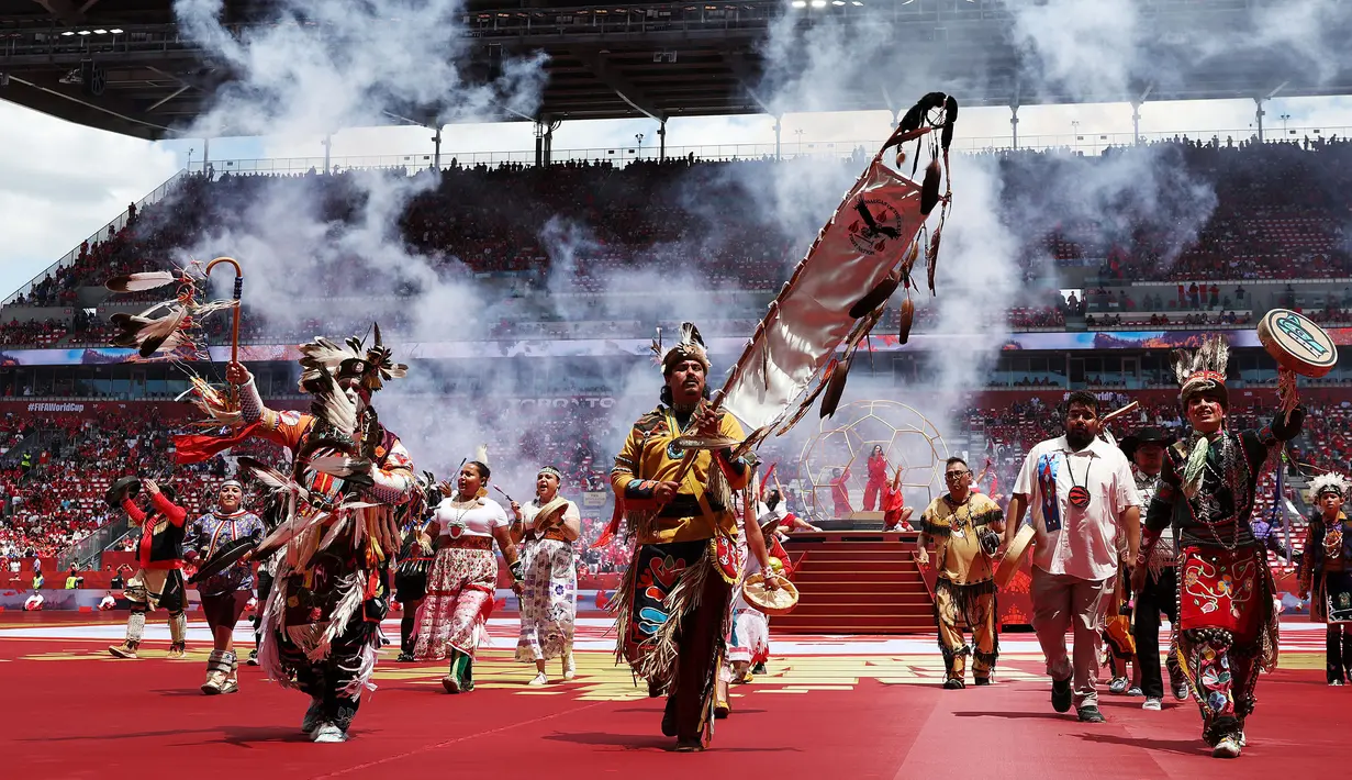 Acara dibuka dengan penuh makna melalui perayaan budaya masyarakat adat Kanada, menggabungkan tarian tradisional Aborigin dengan pidato emosional dari penyanyi William Prince yang mengungkapkan rasa syukur kepada tanah leluhurnya. (AFP/Getty Images/Charlotte Wilson)