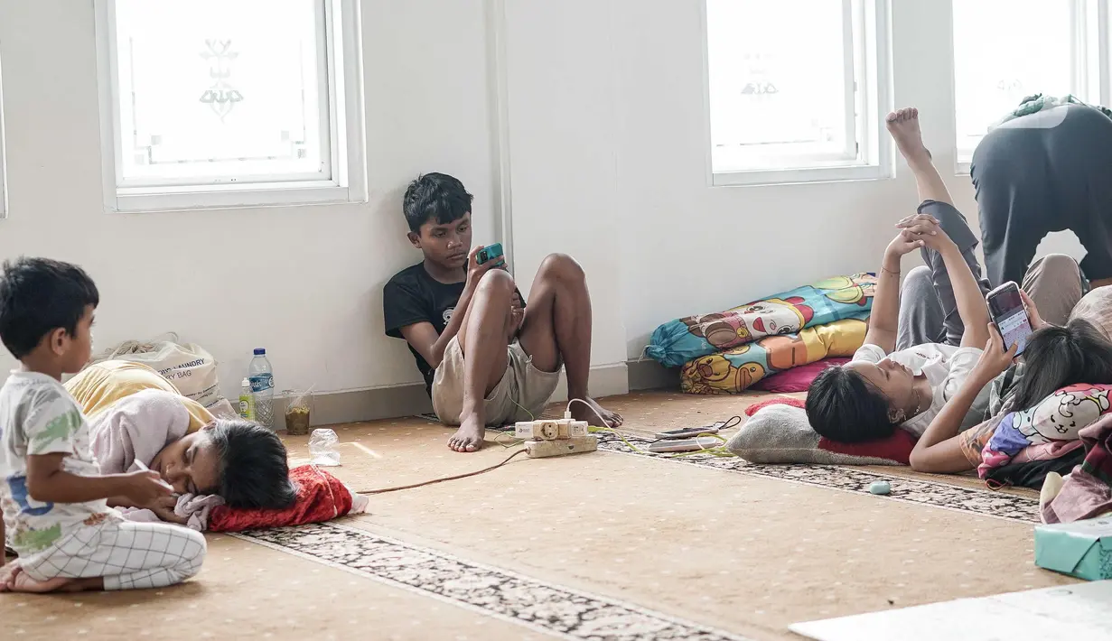 Komandan Pleton BPBD Jakarta Selatan, Muhammad Nur memastikan kebutuhan makanan para pengungsi tercukupi dengan mendirikan dapur umum mandiri dan bantuan logistik. (Liputan6.com/Herman Zakharia)