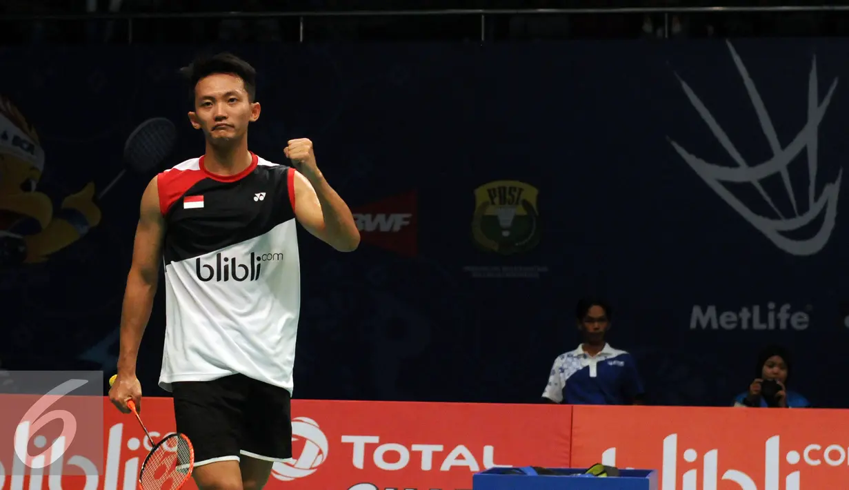 Tunggal putra Indonesia, Ihsan Maulana Mustofa mengepalkan tangan saat laga melawan Huang Yuxiang (Tiongkok) di babak kedua BCA Indonesia Open 2016, Jakarta, Kamis (2/6/2016). Ihsan menang dua set langsung 21-18, 21-15. (Liputan6.com/Helmi Fithriansyah)