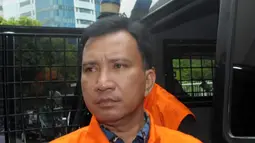 Anggota DPRD Muba, Dear Ujang M Amin ditahan KPK, Jakarta, Selasa (26/4). Enam anggota DPRD Muba ditahan terkait suap Laporan Keterangan Pertanggung Jawaban (LKPJ) 2014 dan pengesahan APBD Kabupaten Muba tahun 2015. (Liputan6.com/Helmi Afandi)