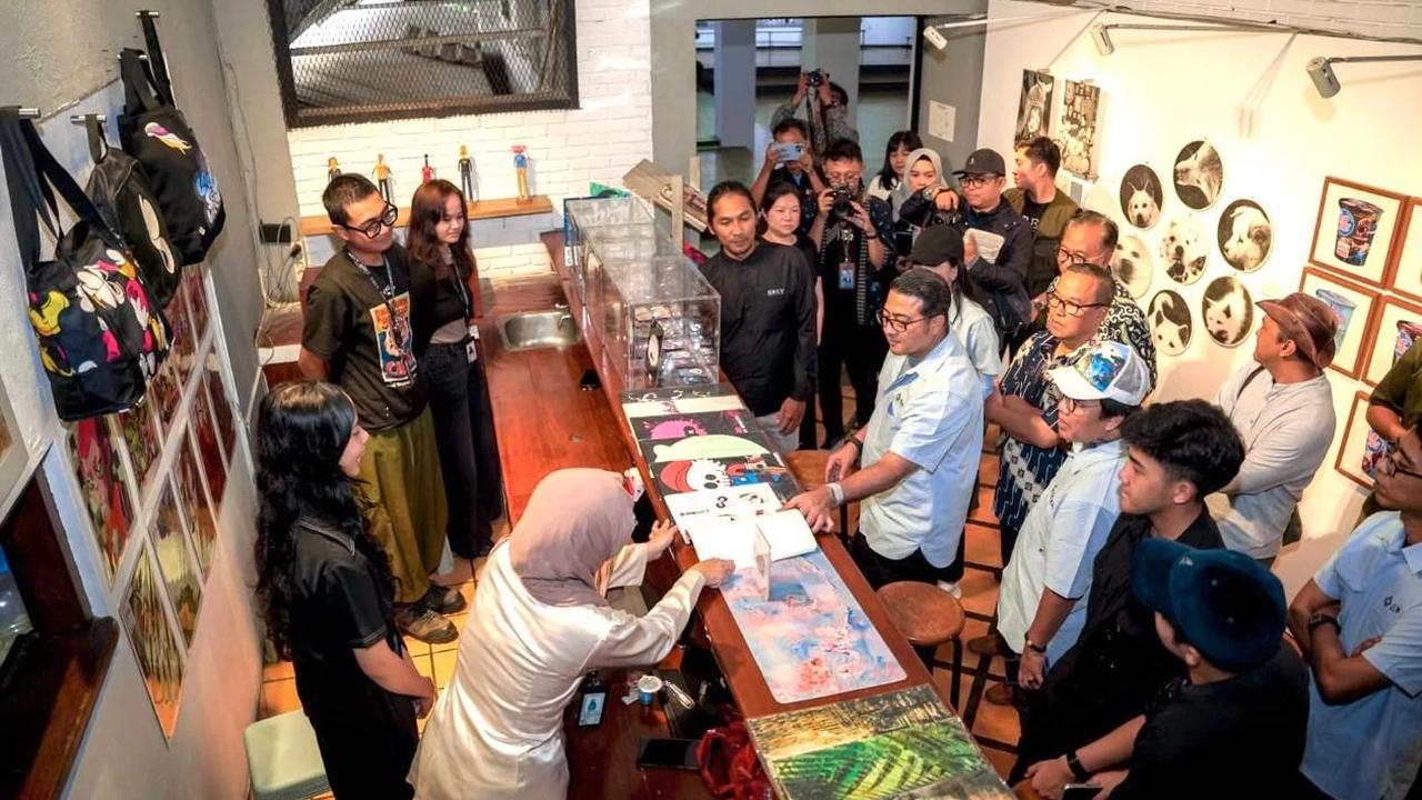 Menteri Ekonomi Kreatif/Kepala Badan Ekonomi Kreatif Teuku Riefky Harsya meninjau ruang kreatif di kawasan Braga dan Pasar Cihapit