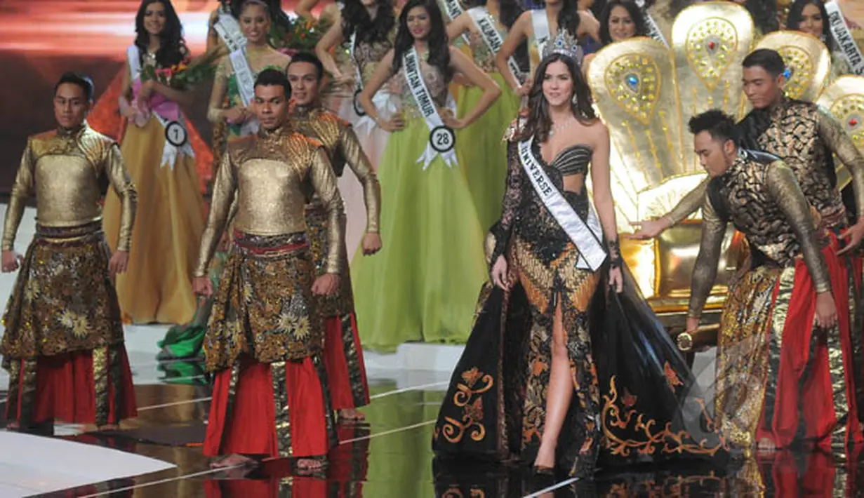 Miss Universe 2014 Paulina Vega berjalan di panggung pada malam Grand Finalis Puteri Indonesia 2015 di JCC, Jakarta, Jumat (20/2). (Liputan6.com/Herman Zakharia)