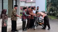 Siswa MAN 2 Banyumas memodifikasi sepeda bekas jadi sepeda listrik demi berangkat ke sekolah yang berjarak 25 km dari rumahnya. (Foto: Kemenag)