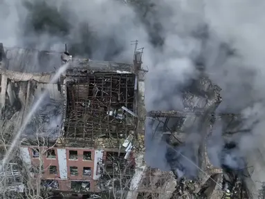 Dalam gambar yang diambil dari video, personel layanan darurat bekerja di lokasi pemukiman yang hancur setelah serangan Rusia di Mykolaiv, Ukraina, Kamis, 20 Juli 2023. (Ukrainian Emergency Service via AP)
