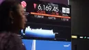 Pekerja berdiri dekat layar digital pergerakan Indeks Harga Saham Gabungan (IHSG) di Bursa Efek Indonesia (BEI), Jakarta, Jakarta, Selasa, 28 Juli 2026. (KLY/ Arie Basuki)