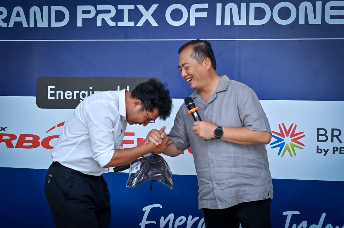 Gubernur NTB Lalu Muhammad Iqbal menyalami salah satu  marshal di Sirkuit Mandalika, Kuta Mandalika, Lombok Tengah. (Istimewa)