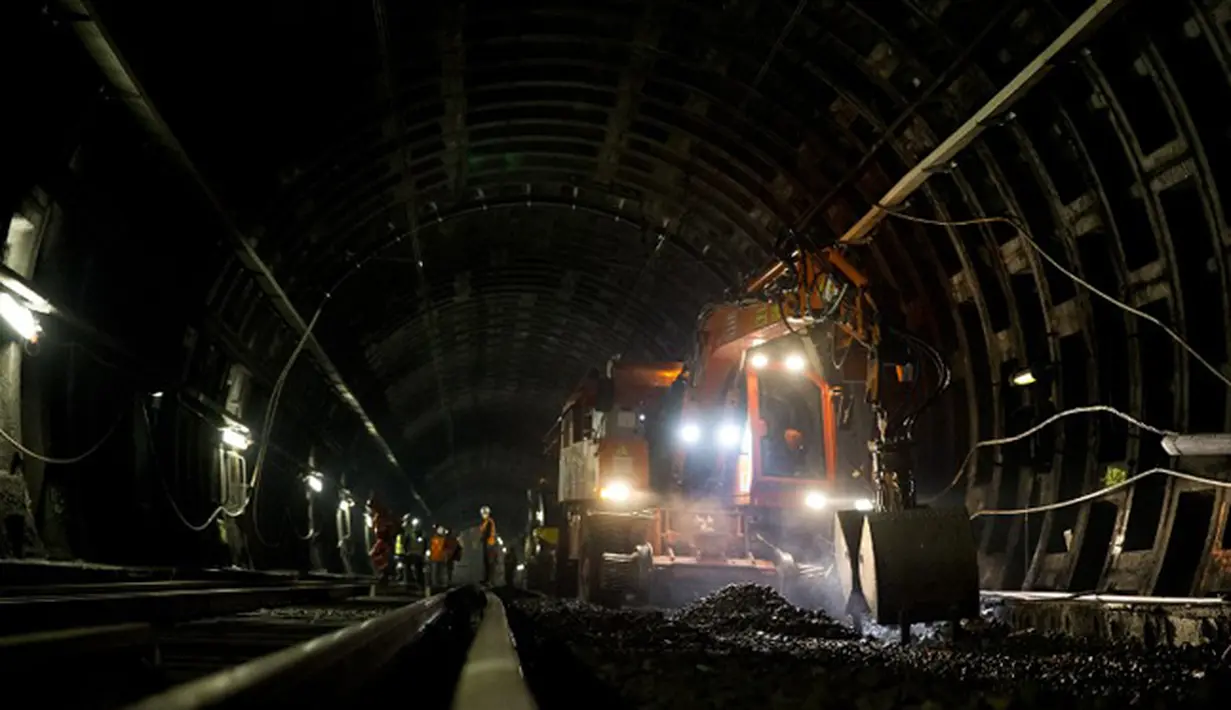 Sebuah alat berat di turunkan saat pembuatan terowongan dan jalur baru kereta api antara Stasiun Charles de Gaulle-Etoile dan Auber, Paris (28/7/2015). Stasiun Charles de Gaulle-Etoile dibuka pada tanggal 1 September 1900. (AFP/KENZO TRIBOUILLARD)