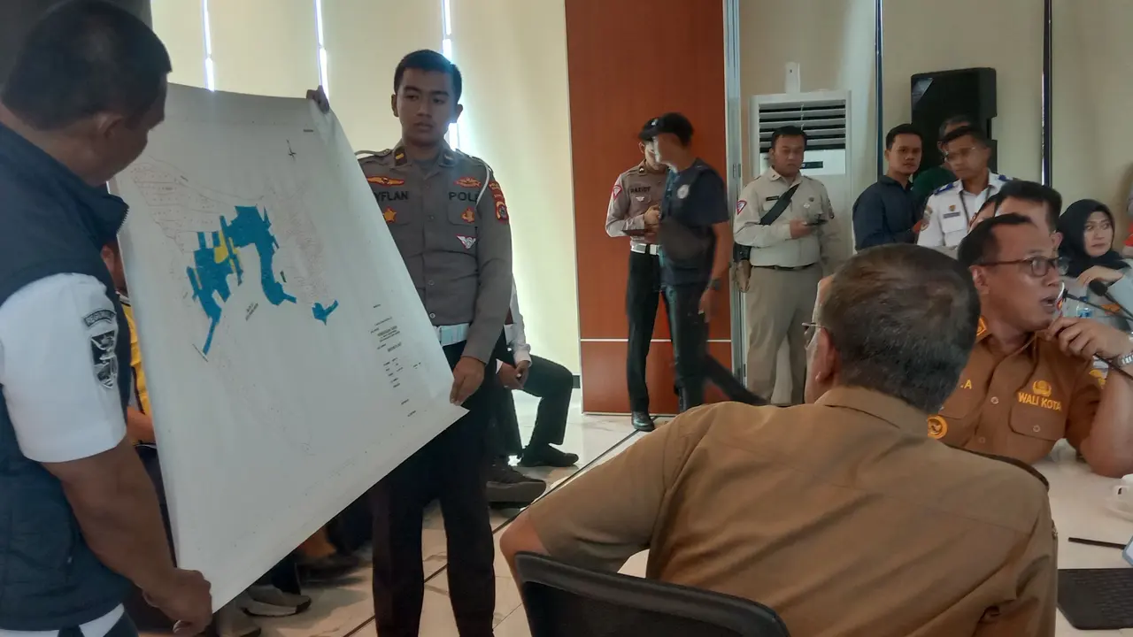 Direktur Komersil PT ASDP Indonesia Ferry, Yusuf Hadi, menjelaskan mengenai persiapan arus mudik Idul Fitri 2023, di Dermaga Eksekutif Merak, Kota Cilegon, Banten, Senin (6/3/2023). (Yandhi/Liputan6.com)